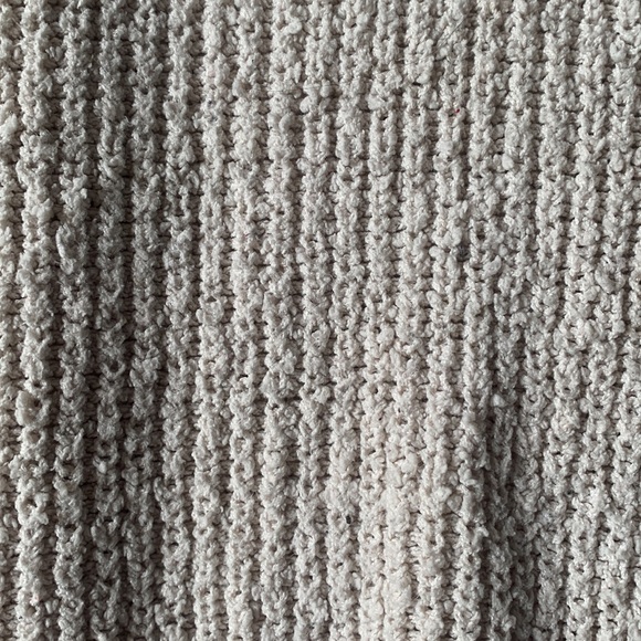 • White Knit Sweater • - Picture 6 of 7